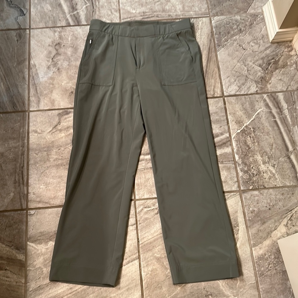 Athleta size 2 olive Tribeca cropped pant. Super cute worn once